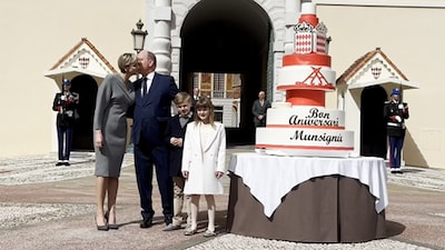 Así ha celebrado Alberto de Mónaco su cumpleaños: del beso con Charlene a la reaparición de Carlota con sus hijos