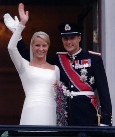 Los príncipes de Noruega saludan por primera vez desde el balcón real