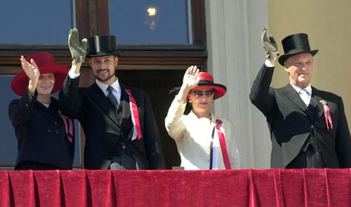 Mette-Marit reaparece al lado de la Familia Real noruega en el balcón de palacio