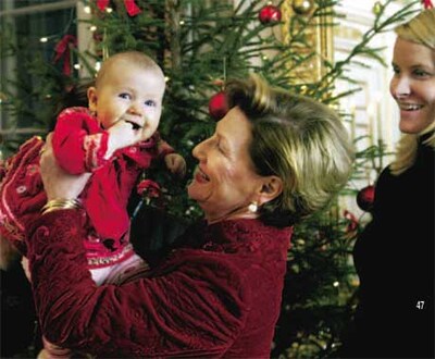 El príncipe Haakon y Mette-Marit tuvieron una doble sesión fotográfica navideña