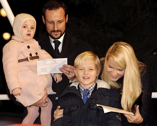 Los Príncipes de Noruega y sus hijos encienden el árbol de Navidad de Londres