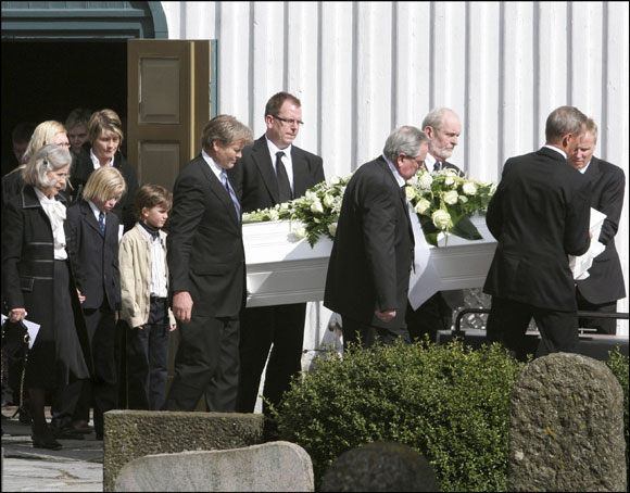 La princesa Mette-Marit, muy afectada en el entierro de su padrastro, Rolf Berntsen
