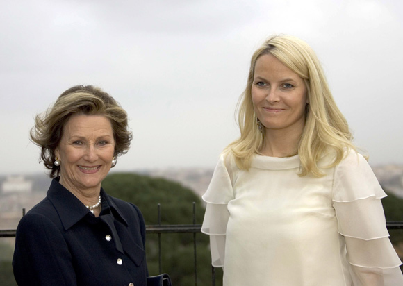 La princesa Mette-Marit y su madre visitan Roma junto a la reina Sonia