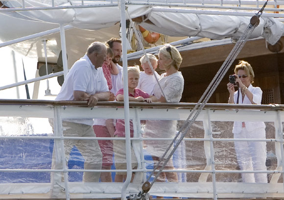 Los Reyes de Noruega celebran sus cuarenta años de matrimonio con un crucero en familia
