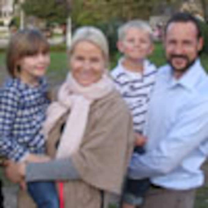 Haakon y Mette-Marit de Noruega felicitan la Navidad con algunas fotografías de la familia durante su viaje de formación