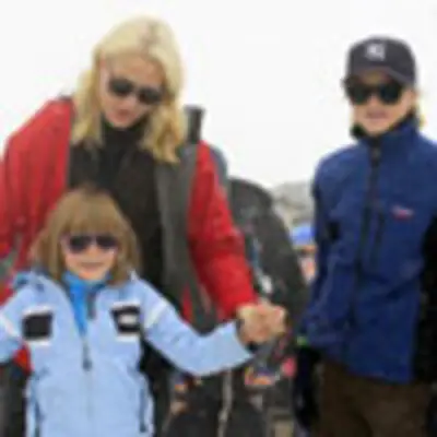 La princesa Mette-Marit corona con sus hijos la montaña más alta de Noruega