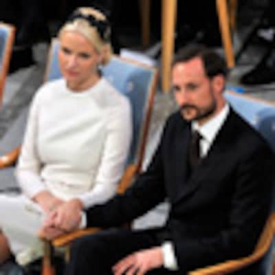 Las muestras de cariño de Haakon y Mette-Marit de Noruega durante la entrega del Premio Nobel de la Paz