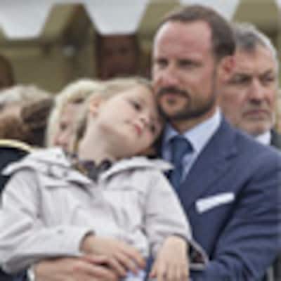 Los príncipes Ingrid Alexandra y Sverre Magnus no se separan de mamá... ni de papá