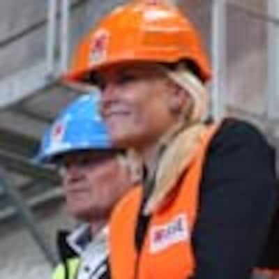 Mette-Marit de Noruega cambia la tiara de princesa por el casco de obra