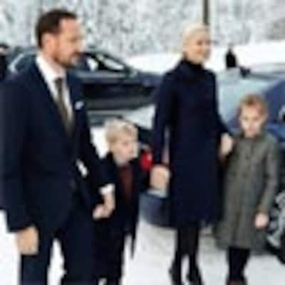 Los príncipes Haakon y Mette-Marit, del frío de Noruega al sol del Caribe