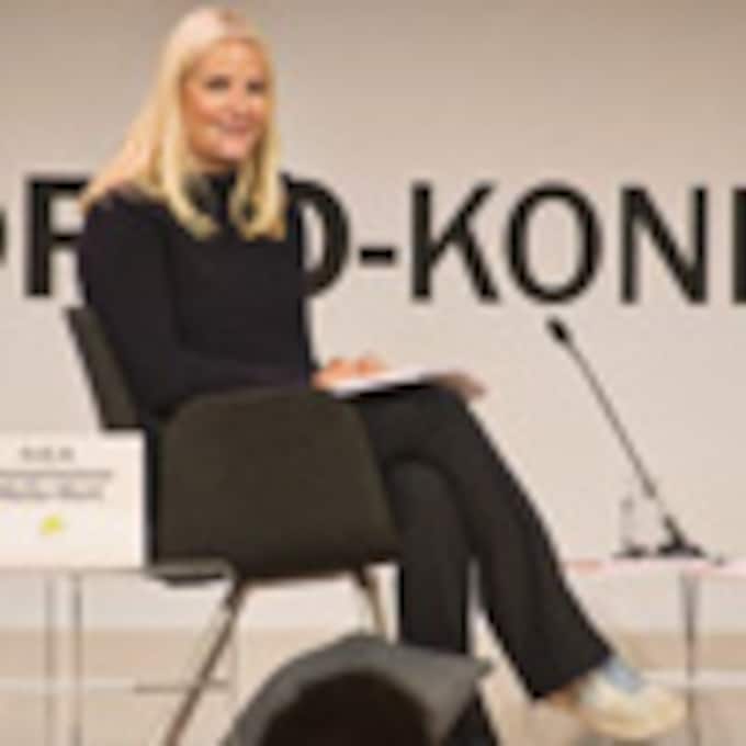 Mette-Marit de Noruega reaparece en una conferencia en zapatillas