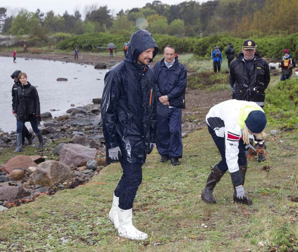 Haakon y Mette-Marit de Noruega limpian las playas como dos voluntarios más