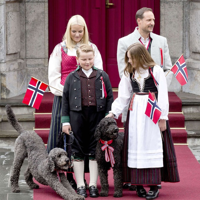 Bostezos incontenibles, invitados inesperados... las imágenes más curiosas del Día Nacional de Noruega