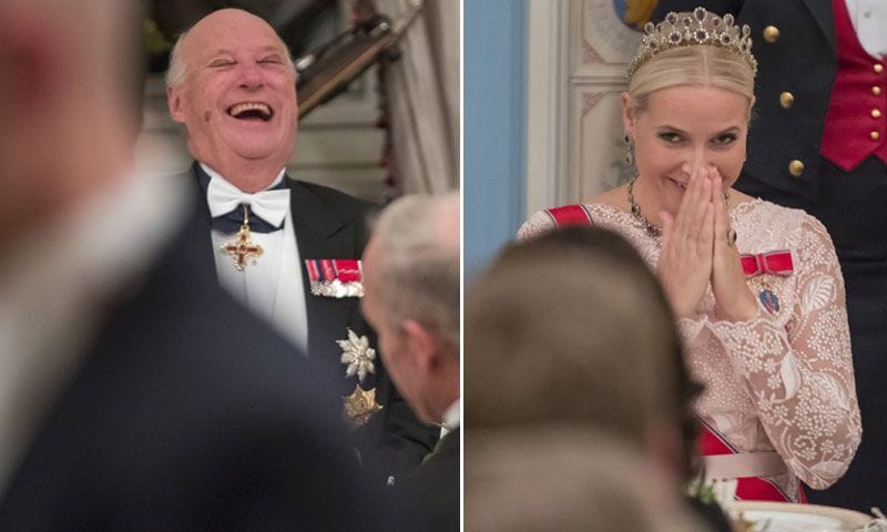 Ni Mette Marit pudo contener la risa... Las bromas del rey Harald sobre la noticia de su propia muerte