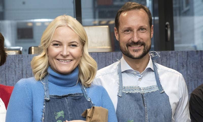 Ni te imaginas con quiénes pasarán el día de Nochebuena Haakon y Mette Marit de Noruega