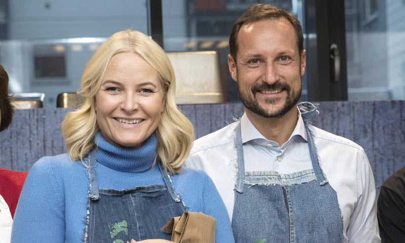 Ni te imaginas con quiénes pasarán el día de Nochebuena Haakon y Mette Marit de Noruega