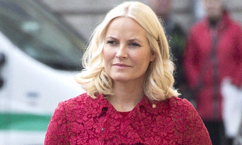 Mette-Marit de Noruega retoma su agenda oficial tras su reciente operación y sus románticas vacaciones en México