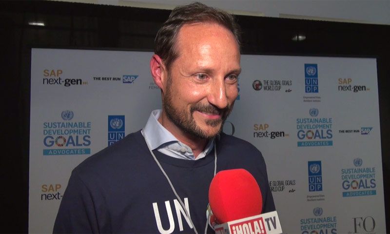 Haakon de Noruega debuta como árbitro de fútbol y cuenta a ¡HOLA! TV su experiencia