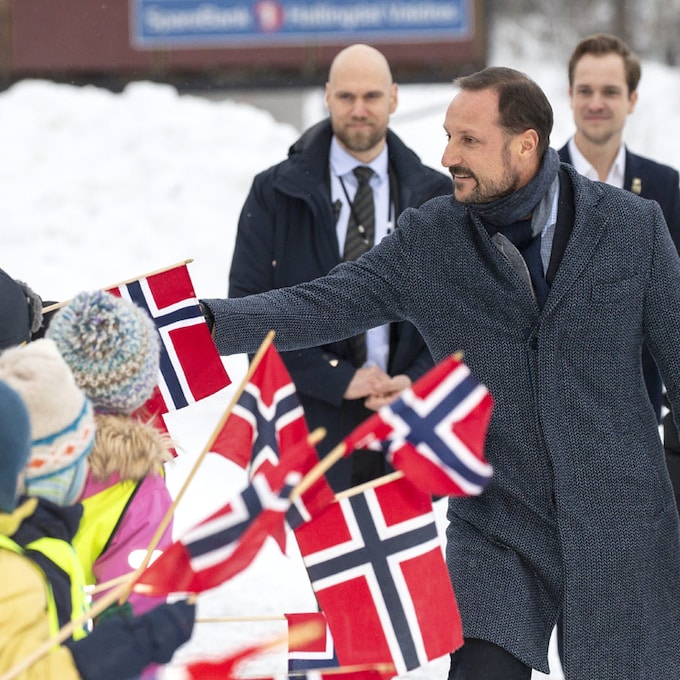 Haakon de Noruega acepta el reto y salta por los aires