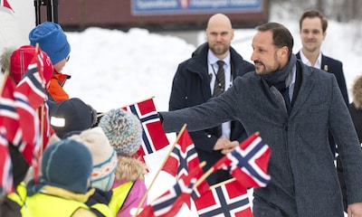 Haakon de Noruega acepta el reto y salta por los aires