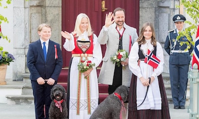 Flores, banderas y traje regional: las imágenes de Haakon y Mette-Marit de Noruega con sus hijos y sus mascotas