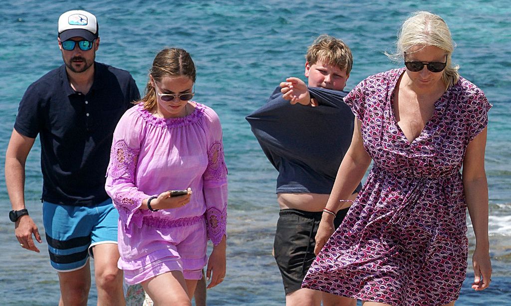 Haakon y Mette-Marit de Noruega disfrutan con sus hijos de las cristalinas aguas de Formentera