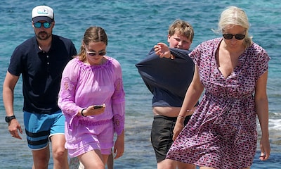 Haakon y Mette-Marit de Noruega disfrutan con sus hijos de las cristalinas aguas de Formentera
