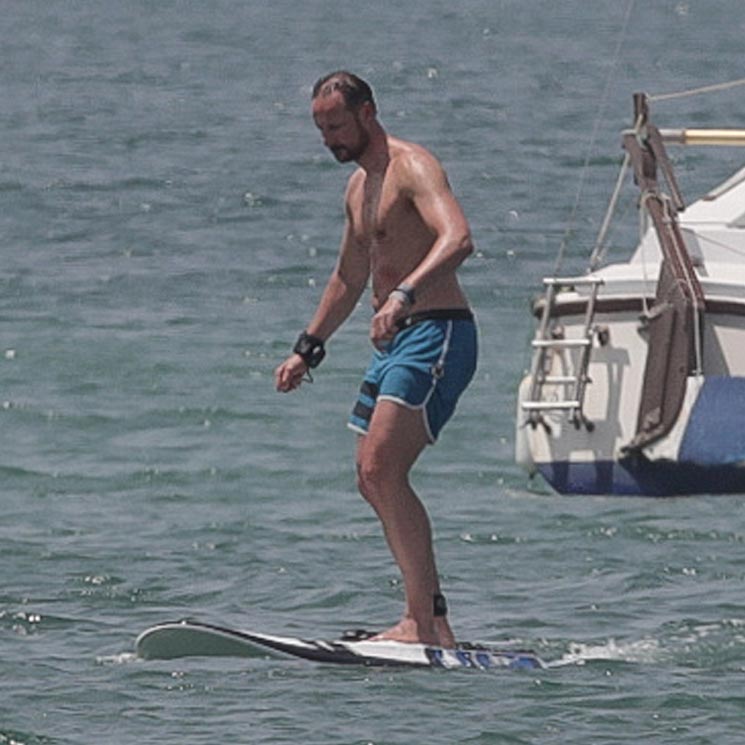 Haakon de Noruega y sus hijos, pasión por el surf en Formentera