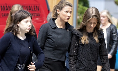 Marta Luisa de Noruega, muy afectada y con sus tres hijas, en el funeral de su profesor de equitación
