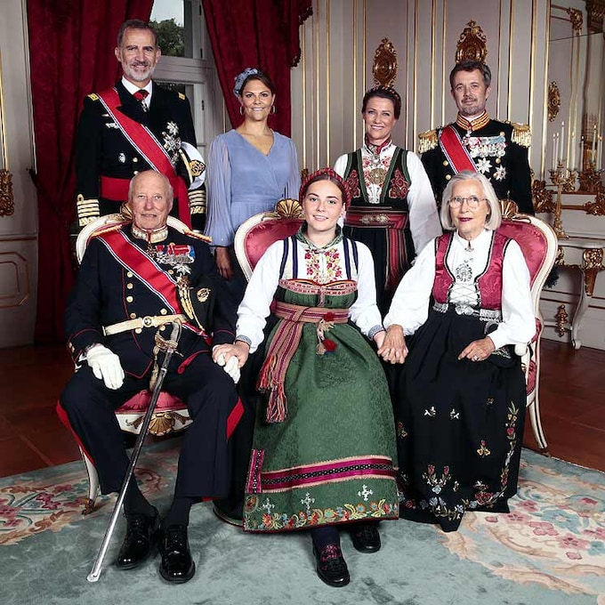 El rey Felipe, un padrino orgulloso en la confirmación de su ahijada Ingrid Alexandra de Noruega