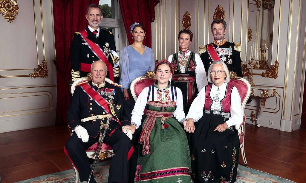 El rey Felipe, un padrino orgulloso en la confirmación de su ahijada Ingrid Alexandra de Noruega