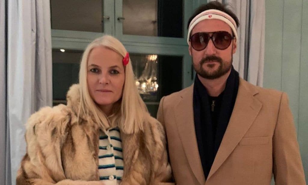 Haakon, Mette Marit y el guiño a Gwyneth Paltrow en su debut en la noche más terrorífica del año