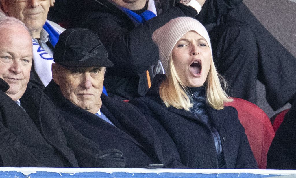 El rey Harald y la princesa Mette-Marit de Noruega, dos entusiastas futboleros en la grada