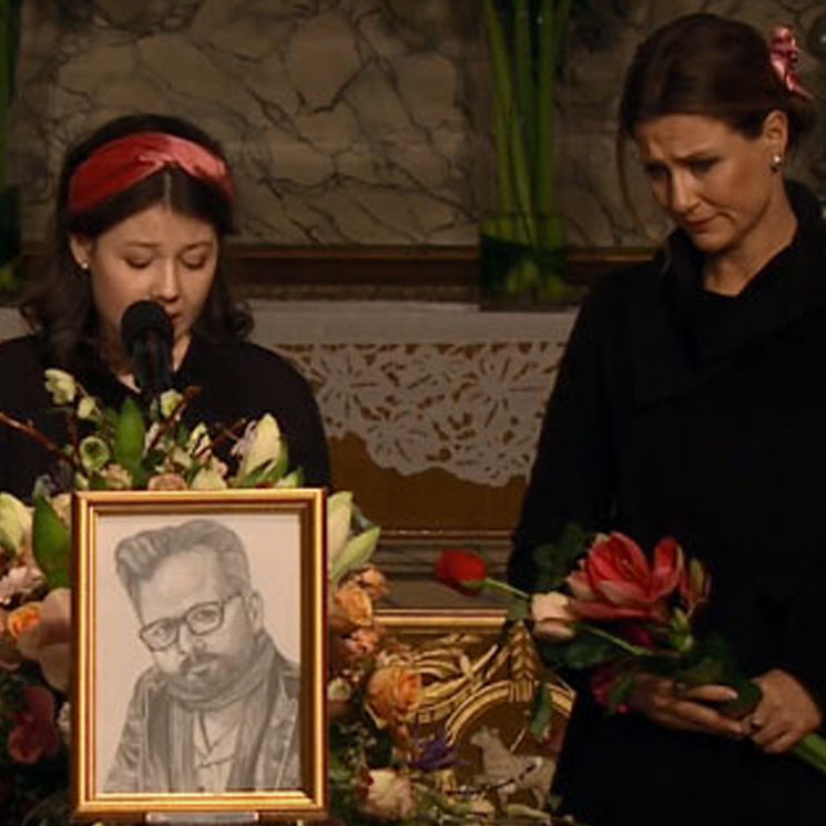 La emoción de Marta Luisa y la entereza de su hija al recordar a Ari Behn en el funeral 