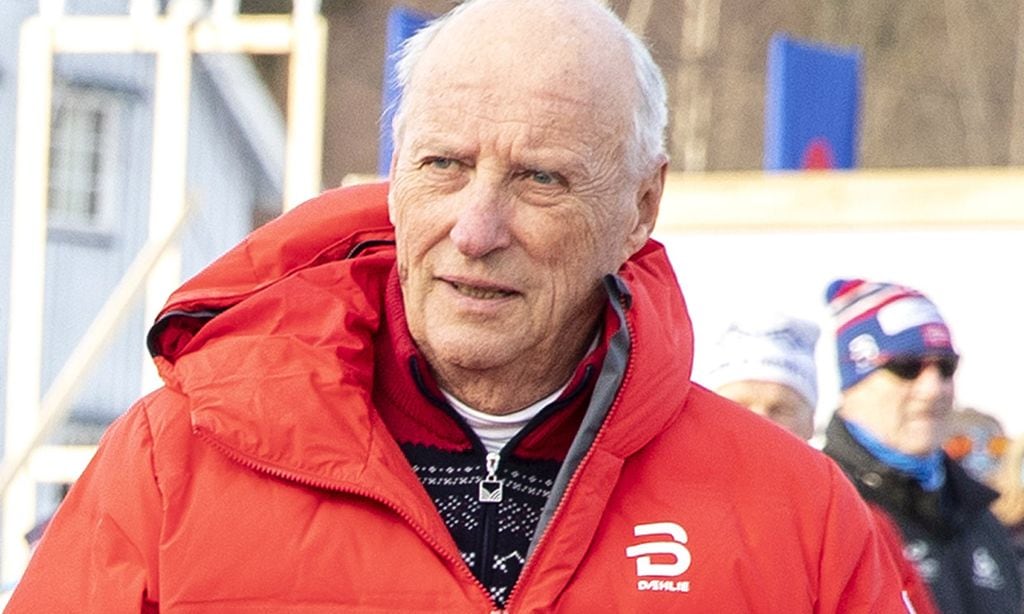 En una competición de esquí y de muy buen humor, Harald de Noruega reaparece tras su último achaque