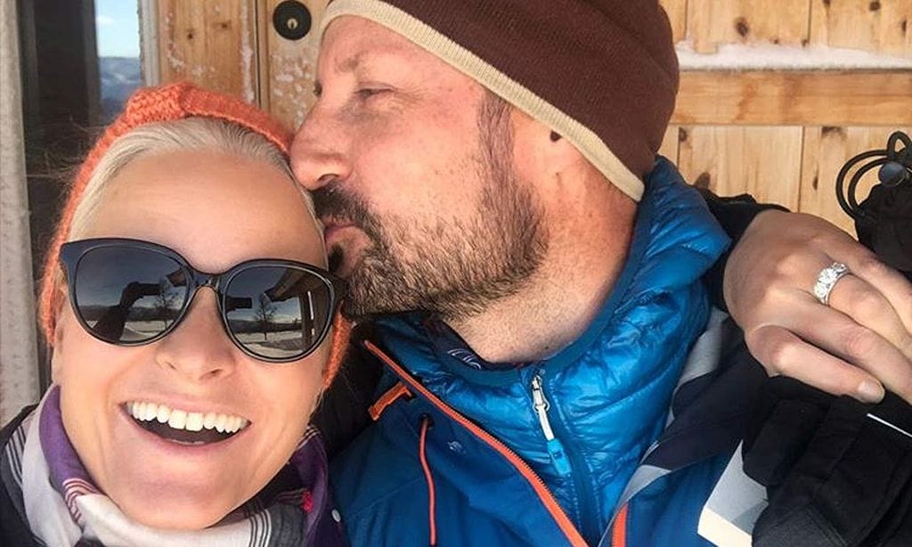 Mette-Marit y Haakon de Noruega, muestran su lado más romántico en su escapada a la nieve