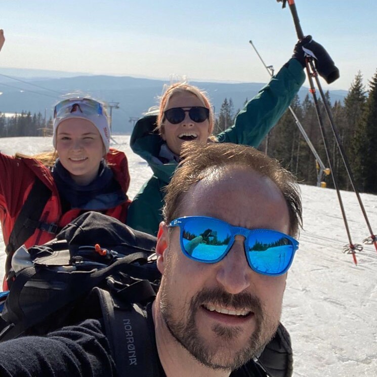 Haakon y Mette Marit de Noruega disfrutan de unas vacaciones en la nieve pero cumpliendo las normas