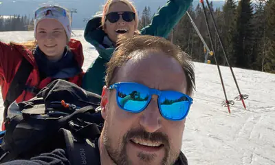 Haakon y Mette Marit de Noruega disfrutan de unas vacaciones en la nieve pero cumpliendo las normas