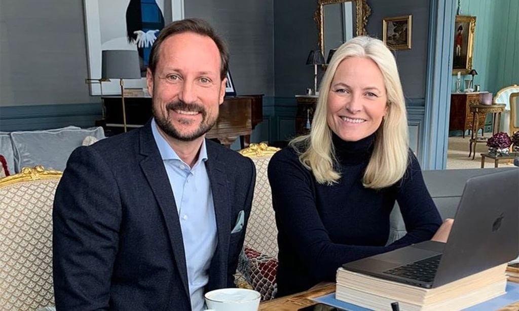  Haakon y Mette-Marit de Noruega, en su despacho