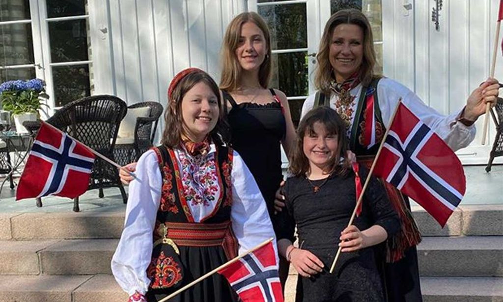 Marta Luisa de Noruega y sus tres hijas