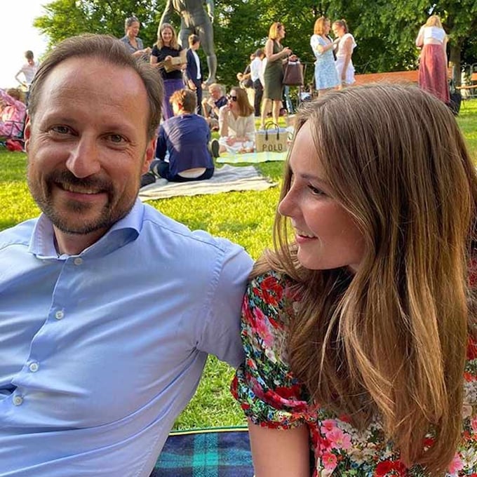 Unos orgullosos Haakon y Mette-Marit de Noruega felicitan a su hija por el final de una etapa escolar