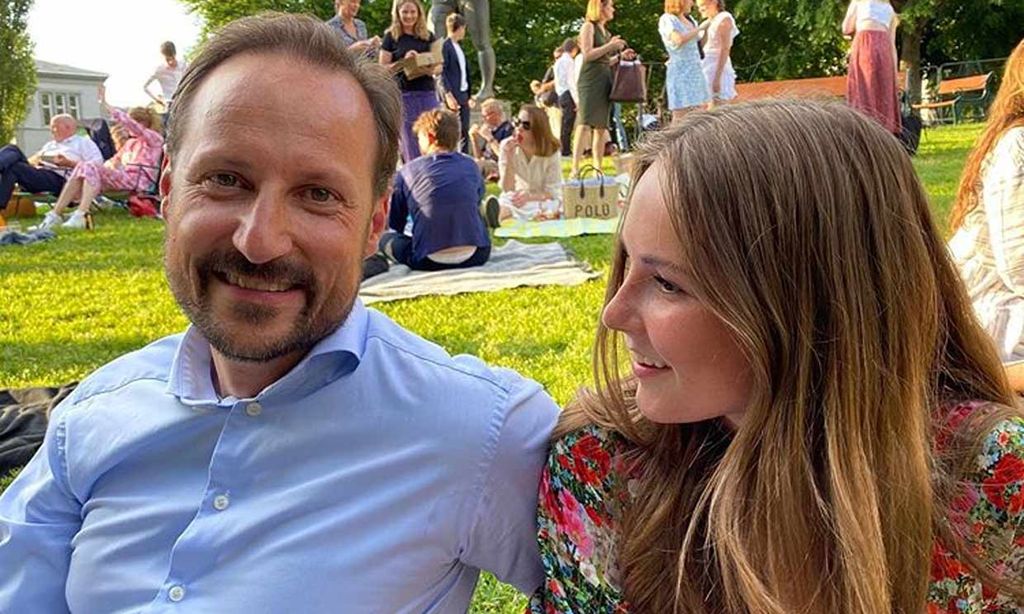 Unos orgullosos Haakon y Mette-Marit de Noruega felicitan a su hija por el final de una etapa escolar
