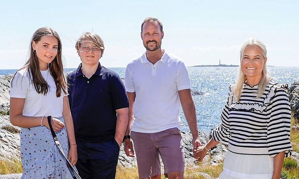En familia y con el mar de fondo: así inaugura el verano (y celebra su cumpleaños) Haakon de Noruega