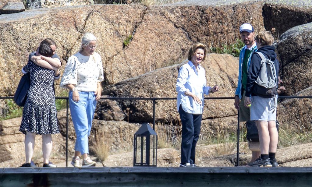 Besos, abrazos, sonrisas... el feliz reencuentro de la Familia Real noruega durante sus vacaciones