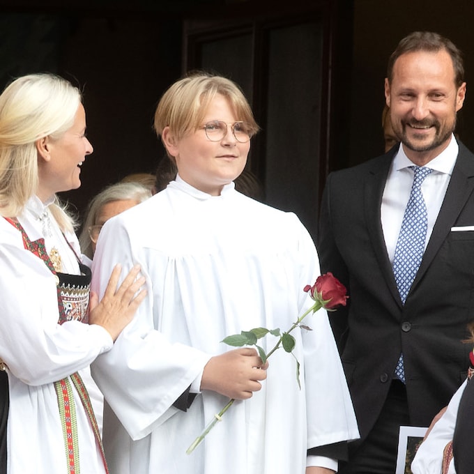 Sverre Magnus de Noruega recibe la confirmación ante una emocionada Mette Marit y con pocos invitados