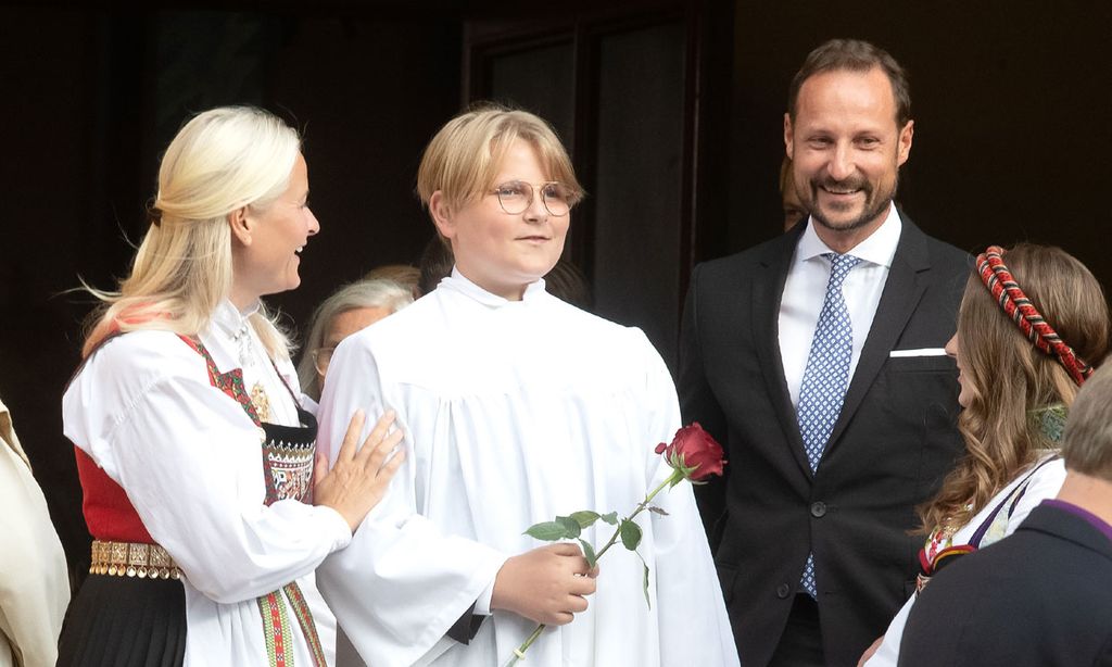 Sverre Magnus, con sus padres y su hermana tras la ceremonia de su confirmación