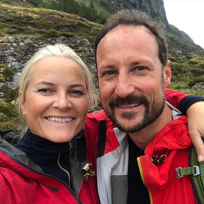 Haakon de Noruega, el mejor 'modelo' para Mette Marit en su excursión a las montañas