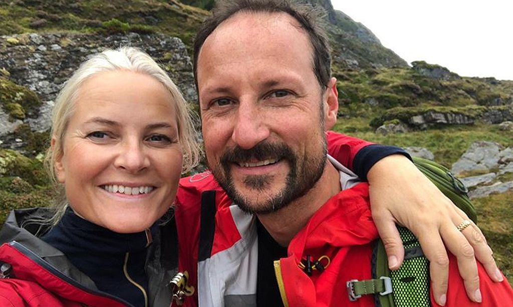 Haakon de Noruega, el mejor 'modelo' para Mette Marit en su excursión a las montañas