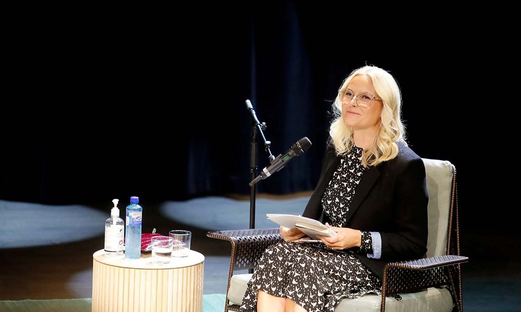 'Me sonrojo solo con oírlo', la reacción de Mette-Marit ante el pasaje ‘picante’ de un libro