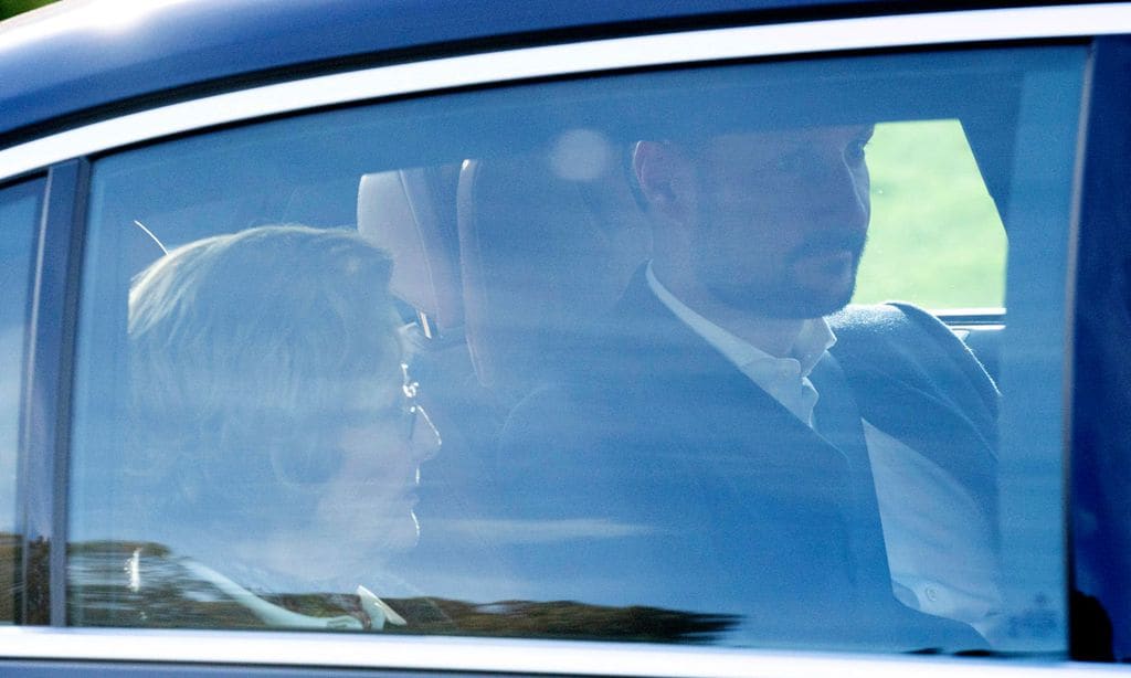 Sonia y Haakon de Noruega visitan al rey Harald en el hospital tras su intervención cardíaca